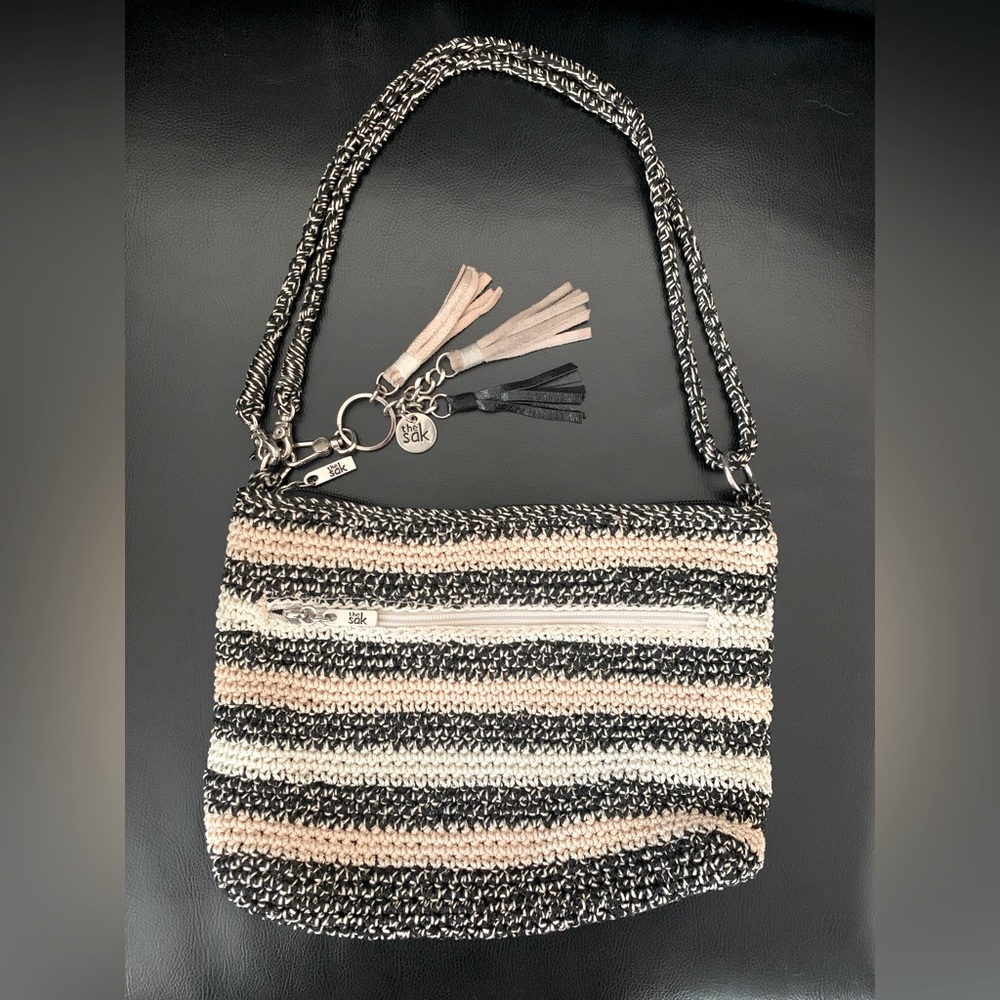 Preowned purse, 11 inches long, 7 inches tall!              1 avaliable!!